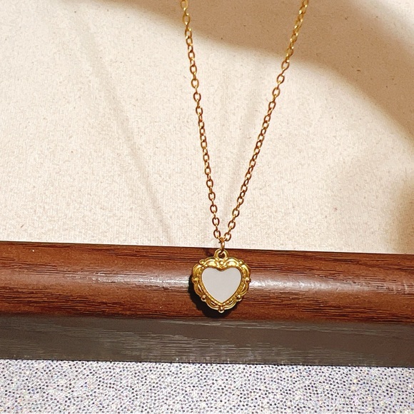 Stainless steel , real mother of pearl gold heart 💛 necklace - Picture 4 of 8